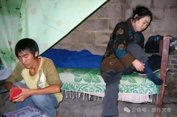 股票网站 贵州一中学生，从不在校吃饭住宿，同学悄悄跟踪，发现他住在猪圈，身边还一位女子